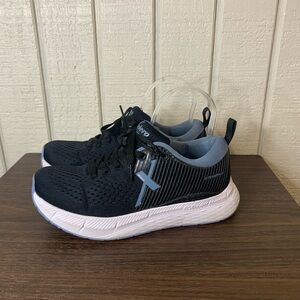 Xelero Steadfast Sneaker, size 7.5.